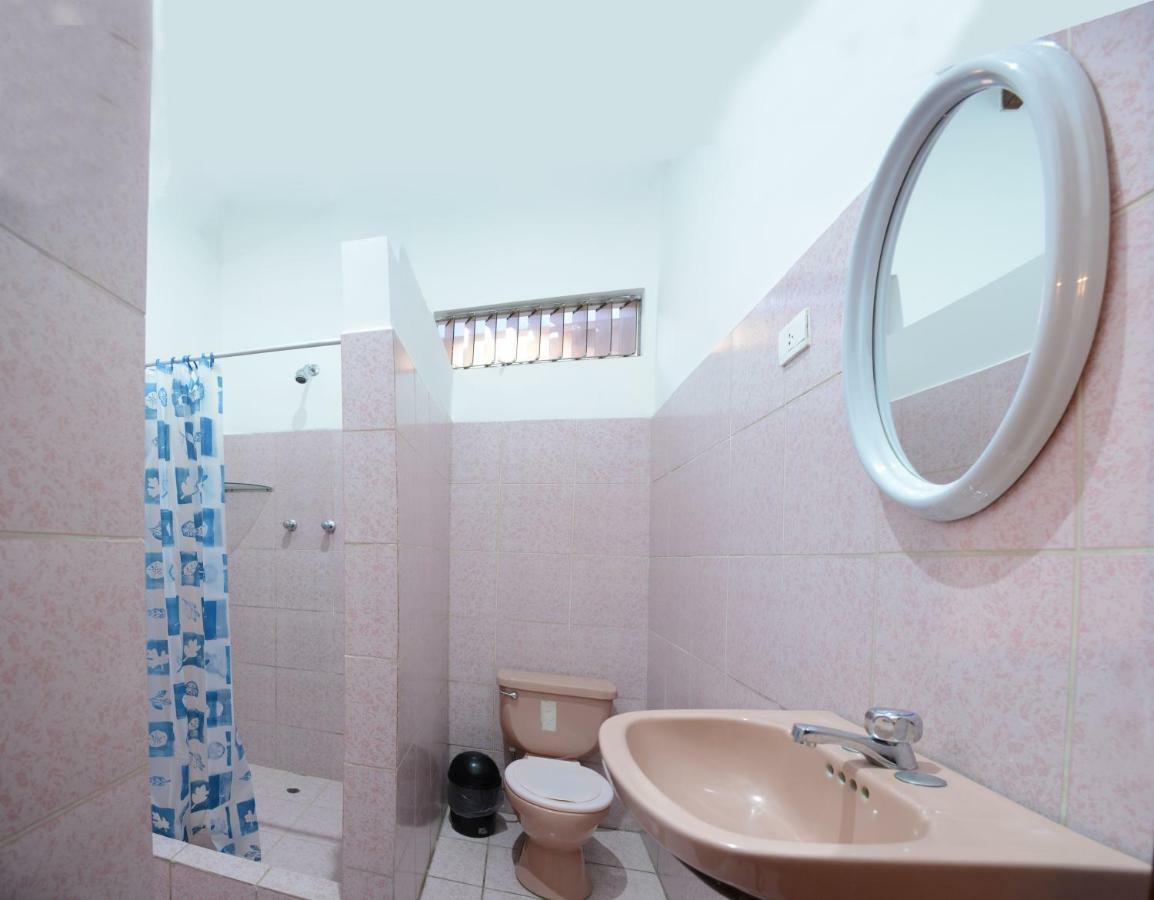 Hostal Casa Blanca Tarapoto Buitenkant foto